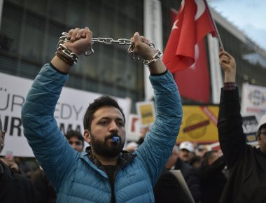 Τουρκία: Ξεκίνημα της πολύκροτης δίκης επιφανών δημοσιογράφων για συνέργεια στο αποτυχημένο πραξικόπημα